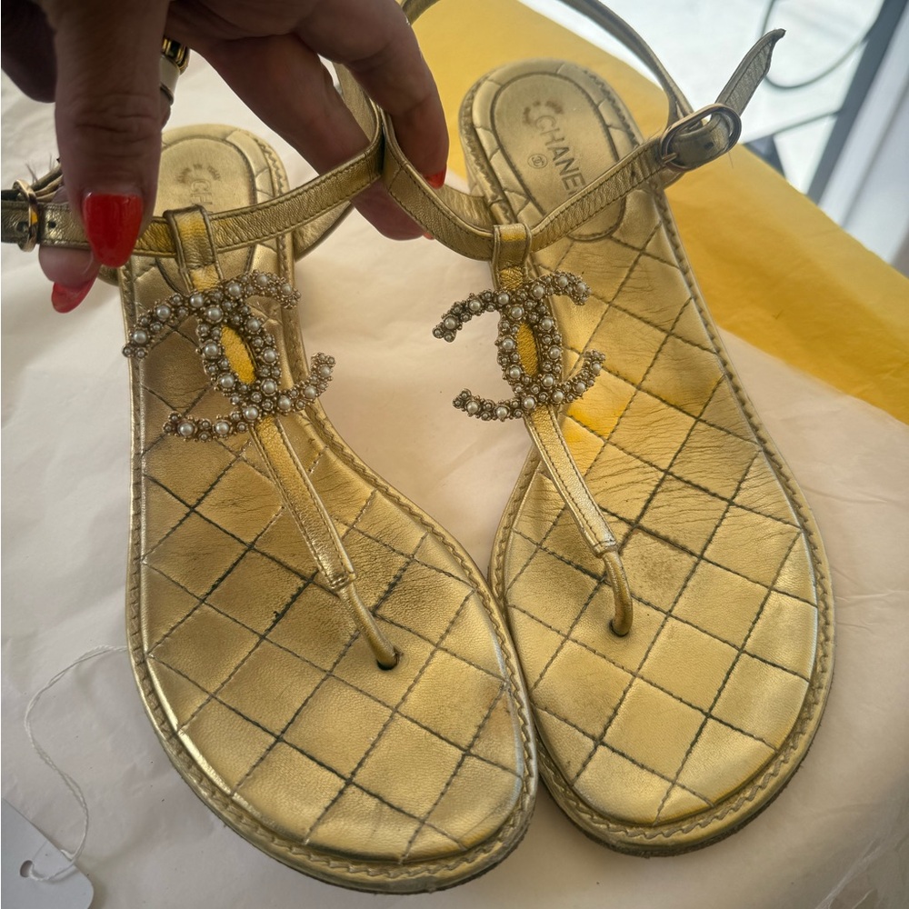 Chanel Gold Crystal-Embellished Thong Sandals/39.5